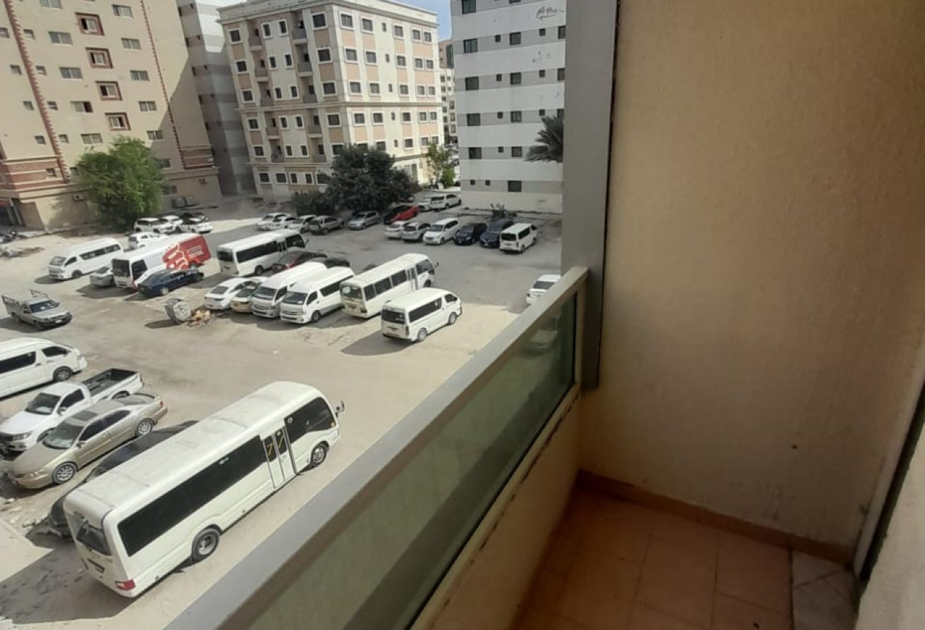 شقة للإيجار السنوي في منطقة البوطينة،